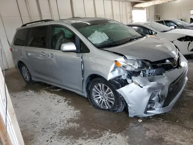 2019 TOYOTA SIENNA XLE  