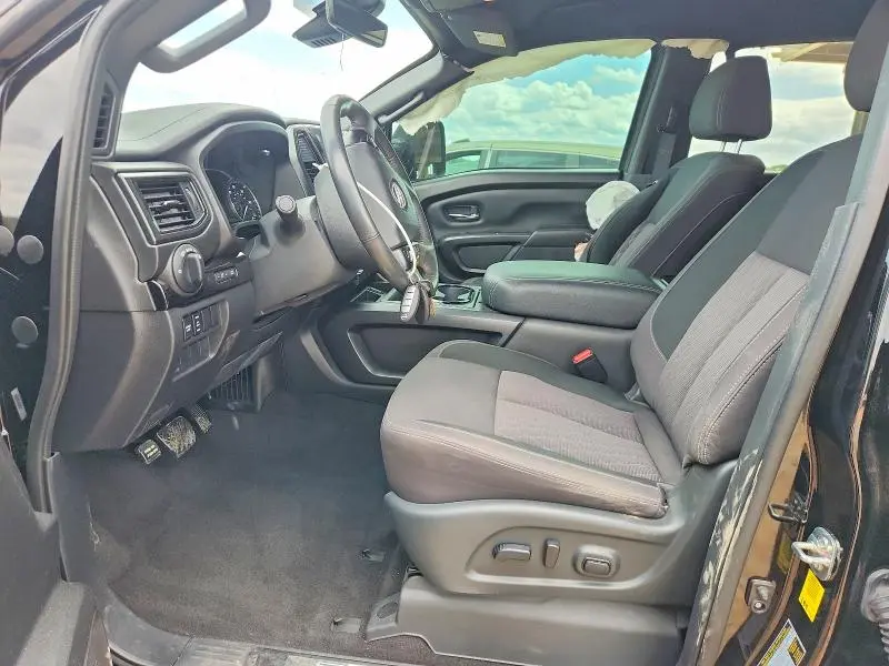 2024 NISSAN TITAN SV  