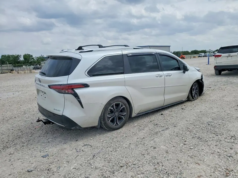 2025 TOYOTA SIENNA   