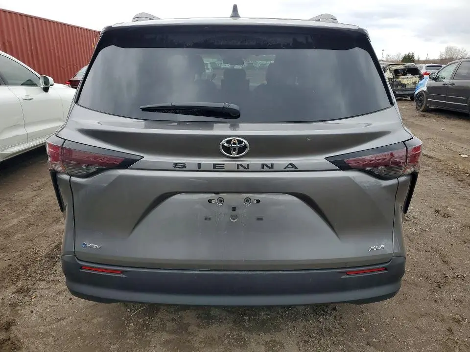 2026 TOYOTA SIENNA LE  