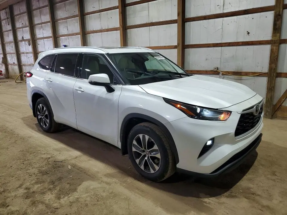 2022 TOYOTA HIGHLANDER XLE  