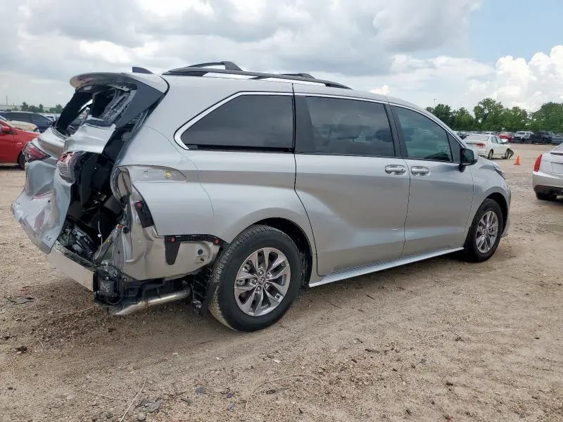 2025 TOYOTA SIENNA LE  
