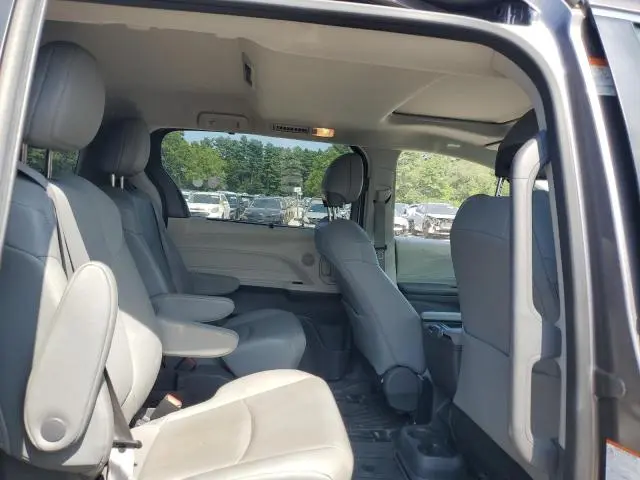 2021 TOYOTA SIENNA XLE  