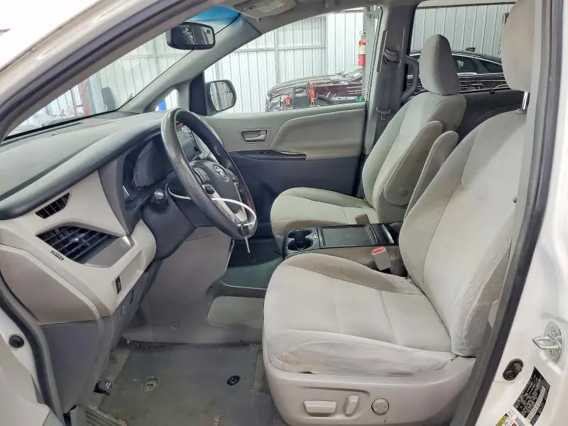 2015 TOYOTA SIENNA LE  
