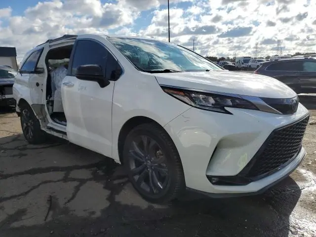 2022 TOYOTA SIENNA XSE  