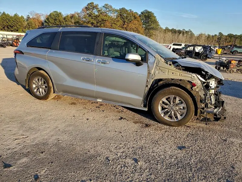 2025 TOYOTA SIENNA XLE  