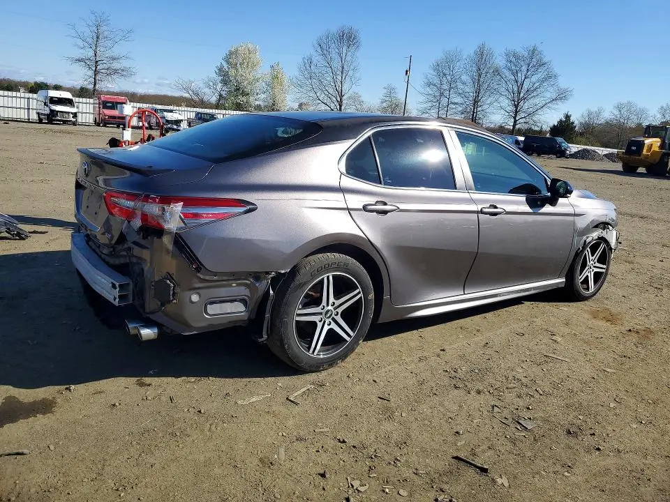 2018 TOYOTA CAMRY SE  