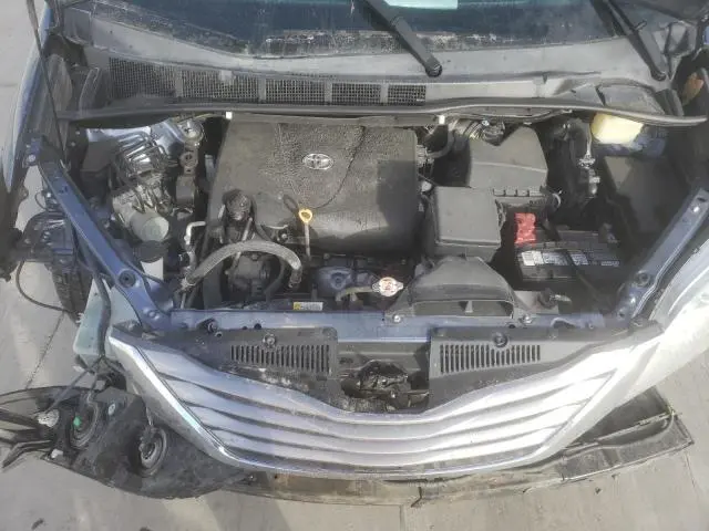 2017 TOYOTA SIENNA XLE  