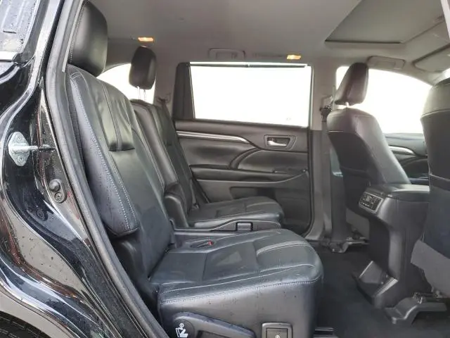 2017 TOYOTA HIGHLANDER SE