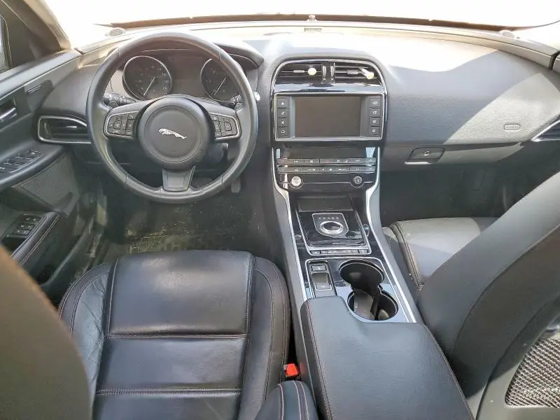 2017 JAGUAR XE PRESTIGE  