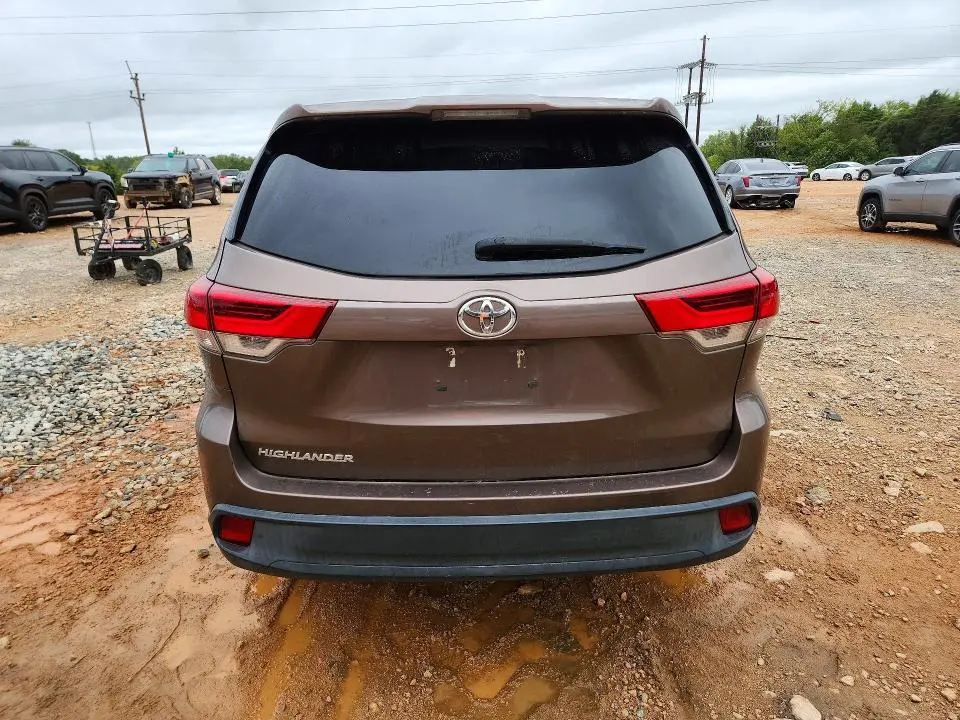 2018 TOYOTA HIGHLANDER LE  
