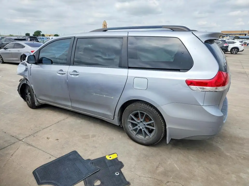 2013 TOYOTA SIENNA XLE 8-PASSENGER  