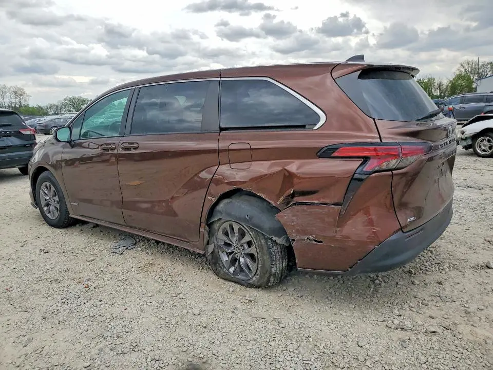 2021 TOYOTA SIENNA LE 8-PASSENGER  