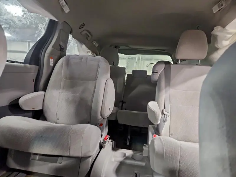 2016 TOYOTA SIENNA LE  