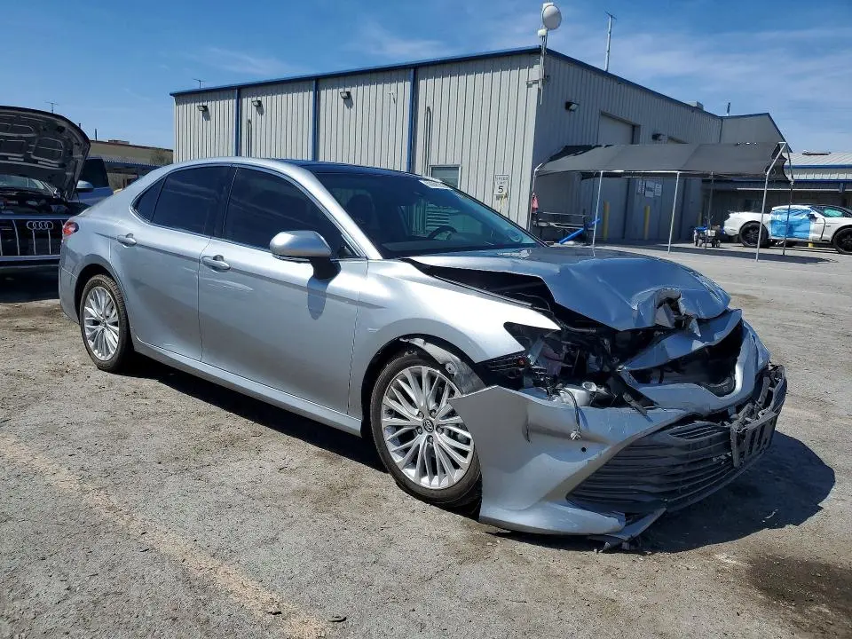 2020 TOYOTA CAMRY XLE  