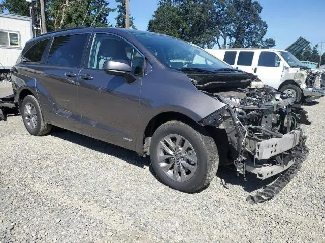 2021 TOYOTA SIENNA LE  