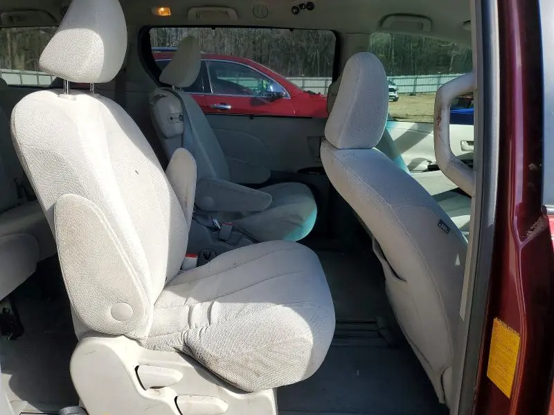 2011 TOYOTA SIENNA   