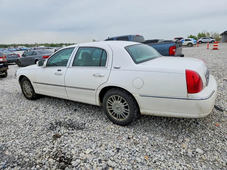2010 LINCOLN TOWN CAR SIGNATURE LIMITED  