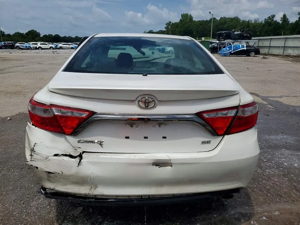 2016 TOYOTA CAMRY SE  