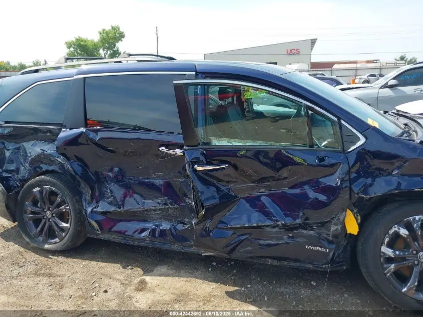 2021 TOYOTA SIENNA XSE