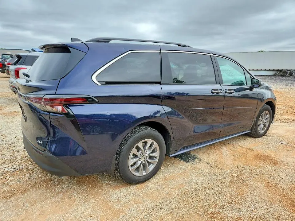 2025 TOYOTA SIENNA XLE 8-PASSENGER  