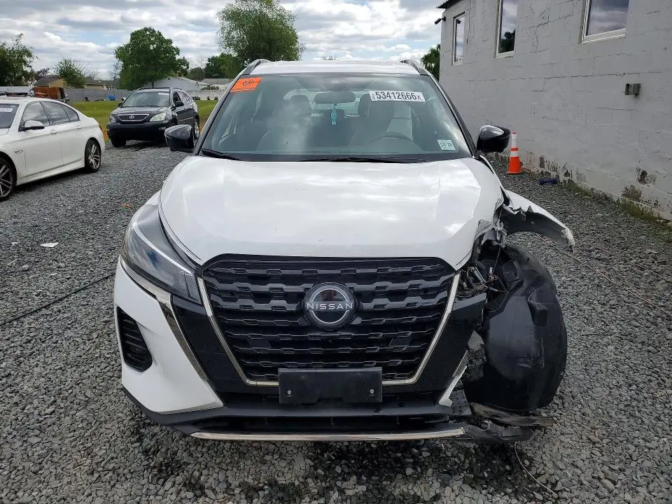 2023 NISSAN KICKS SR  