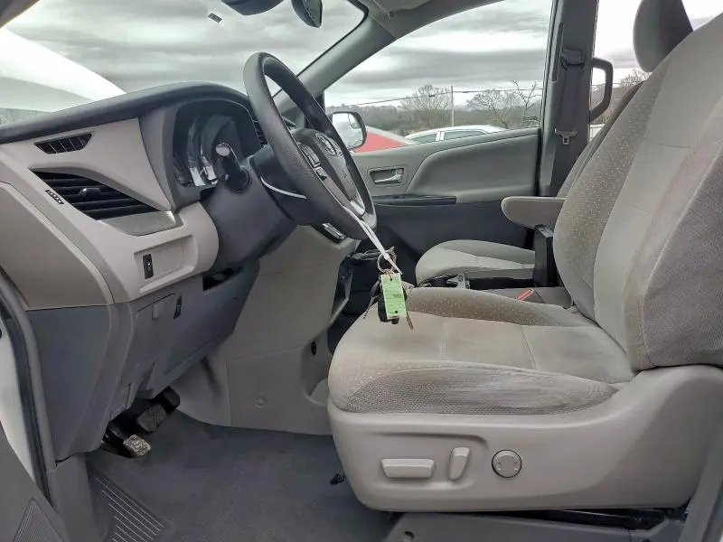 2019 TOYOTA SIENNA LE  