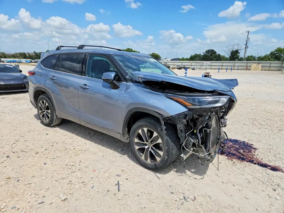 2021 TOYOTA HIGHLANDER XLE  