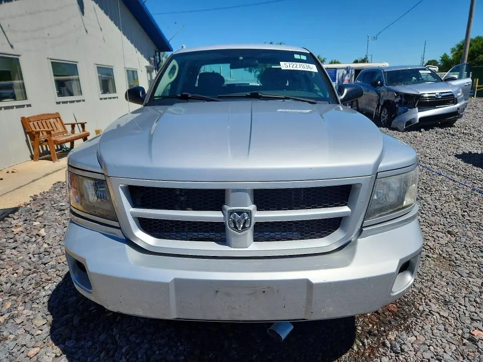 2010 DODGE DAKOTA SXT  
