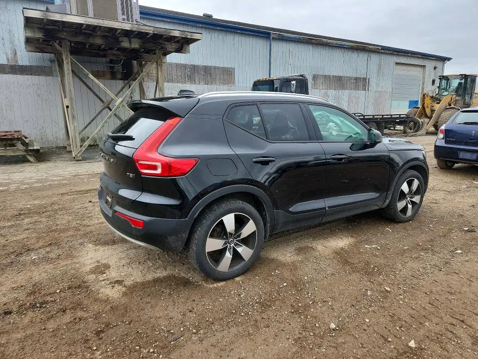 2020 VOLVO XC40 T5 MOMENTUM  