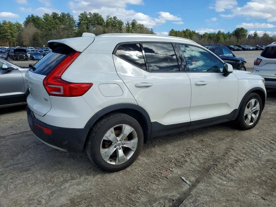 2020 VOLVO XC40 T4 MOMENTUM  