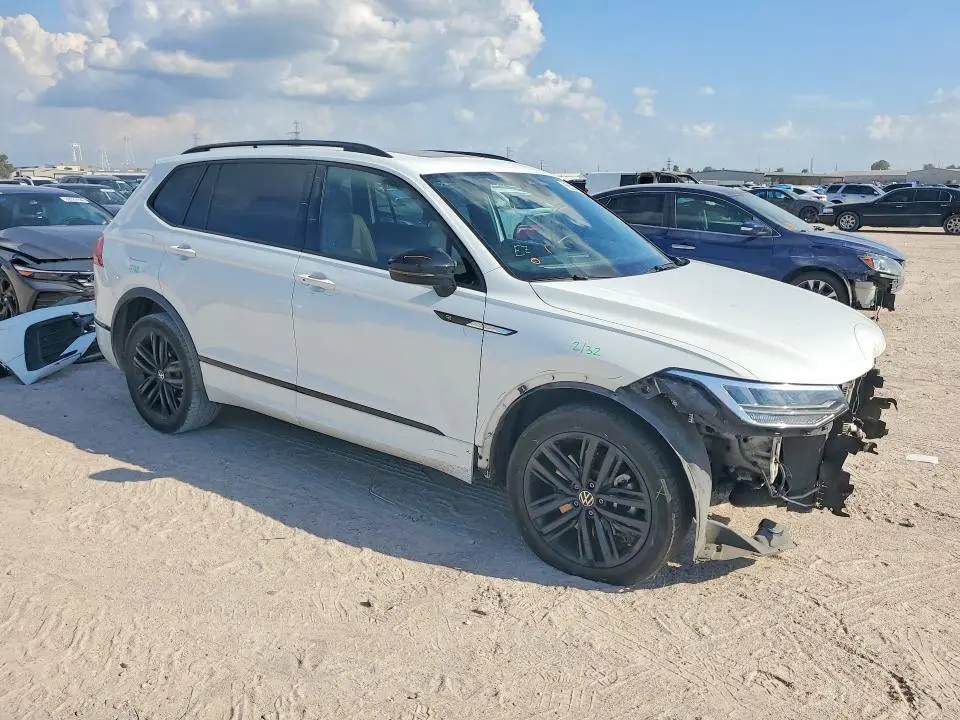 2022 VOLKSWAGEN TIGUAN SE R-LINE BLACK  