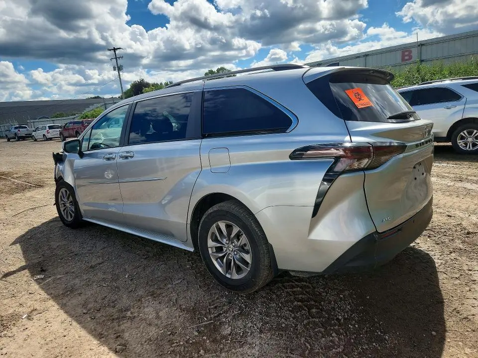 2023 TOYOTA SIENNA XLE  