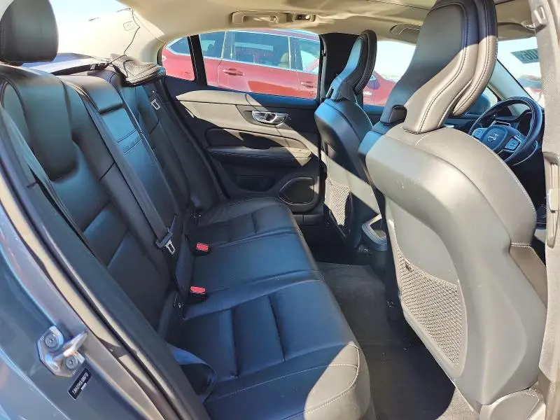 2020 VOLVO S60 T6 MOMENTUM  