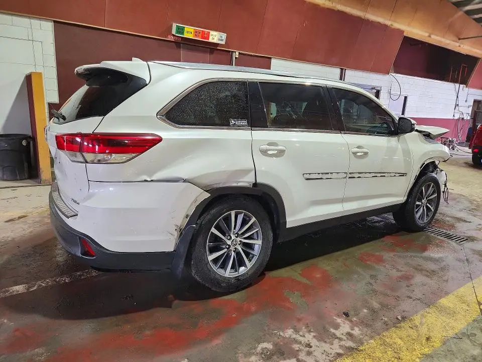 2019 TOYOTA HIGHLANDER XLE  