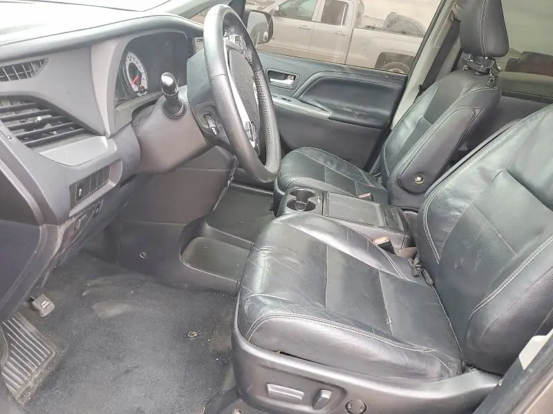 2018 TOYOTA SIENNA SE  