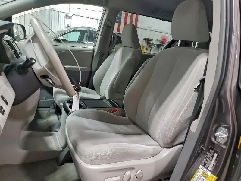 2013 TOYOTA SIENNA LE  