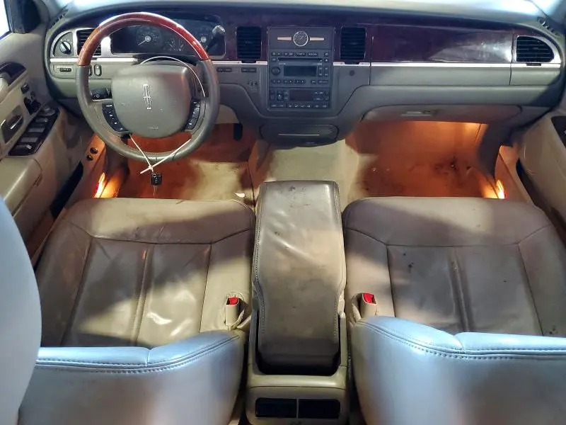 2011 LINCOLN TOWN CAR SIGNATURE LIMITED  