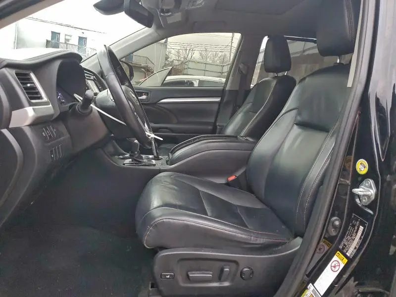 2019 TOYOTA HIGHLANDER SE  