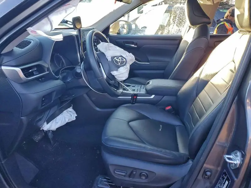 2021 TOYOTA HIGHLANDER XLE  