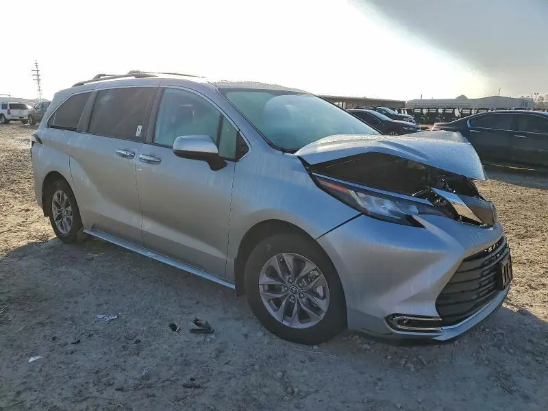 2023 TOYOTA SIENNA XLE  