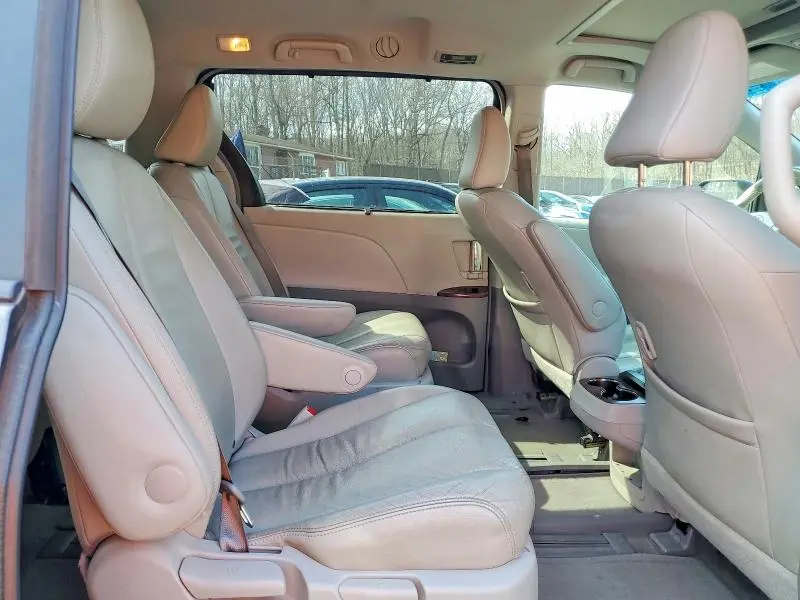 2014 TOYOTA SIENNA XLE 7-PASSENGER  