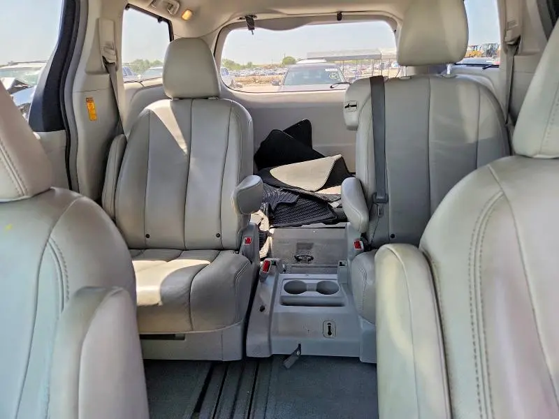 2013 TOYOTA SIENNA XLE 8-PASSENGER  