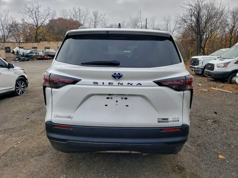 2023 TOYOTA SIENNA XLE  
