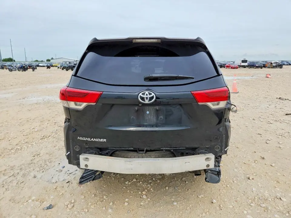 2018 TOYOTA HIGHLANDER LE  