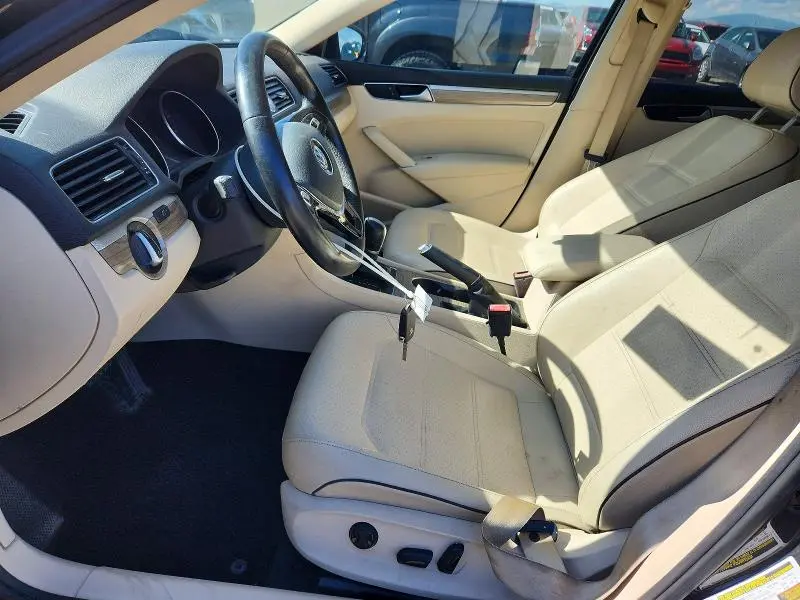 2016 VOLKSWAGEN PASSAT SE  
