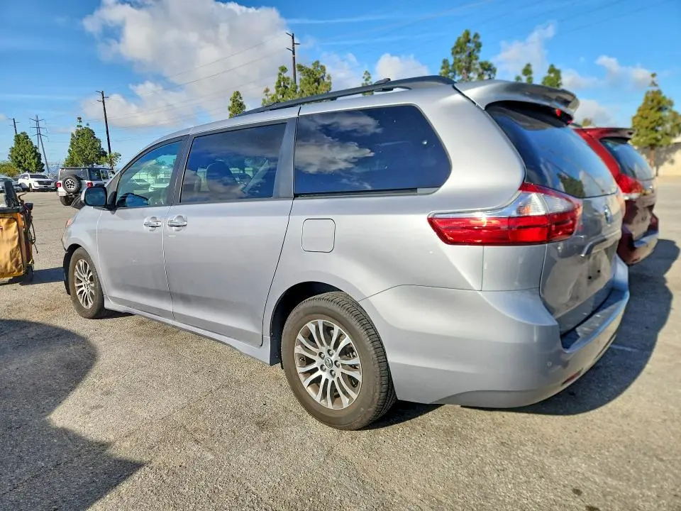 2018 TOYOTA SIENNA XLE 8-PASSENGER  
