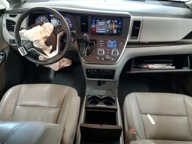 2017 TOYOTA SIENNA XLE