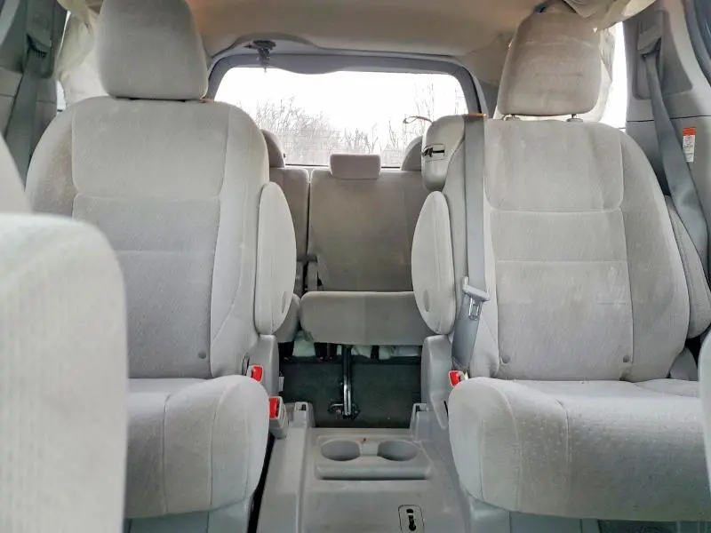2015 TOYOTA SIENNA LE 8-PASSENGER  