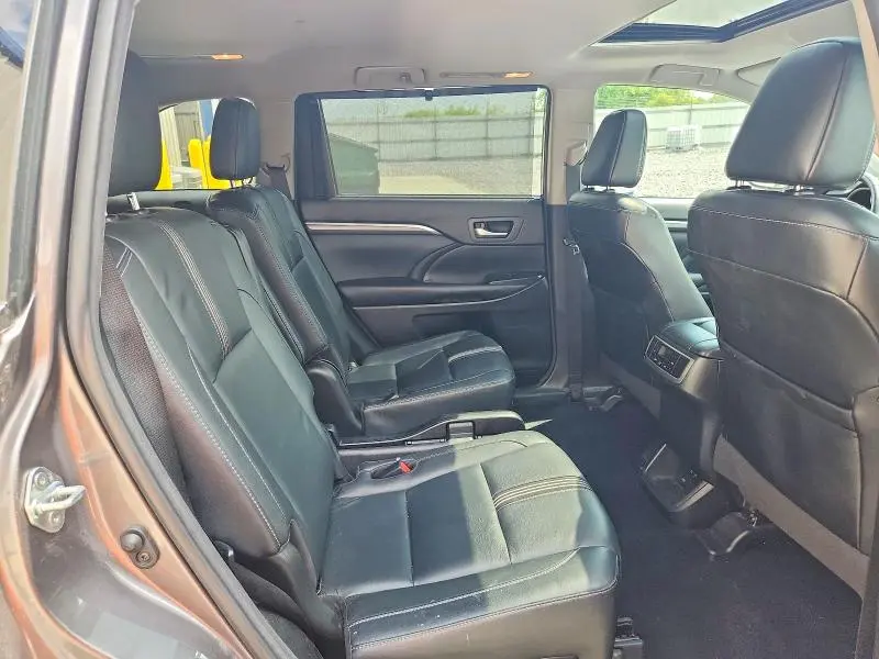 2018 TOYOTA HIGHLANDER SE  
